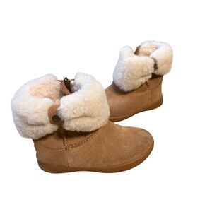 UGG Bootie - Toddler's Size 8 Winter. Condition is Pre-owned - Good.
